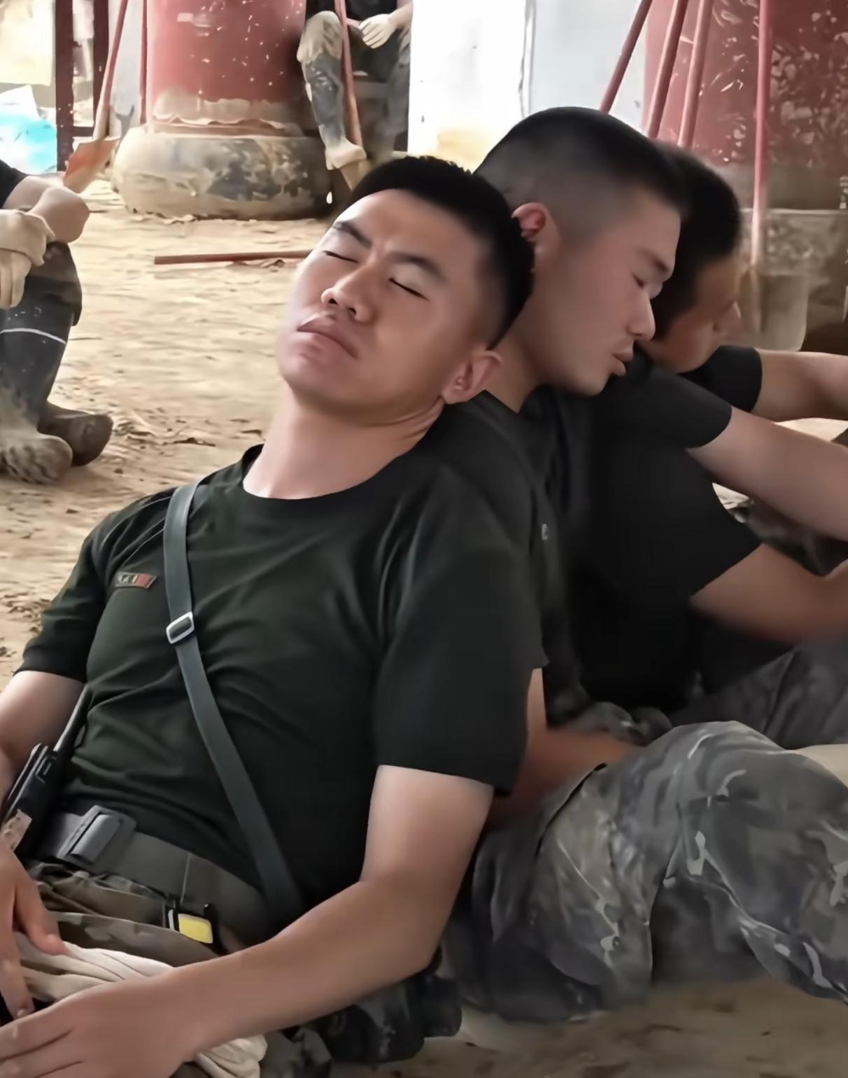 泥地上的雕像广西的洪水漫过街巷，十八九岁的少年兵，刚扛完沙袋、蹚过浊浪。