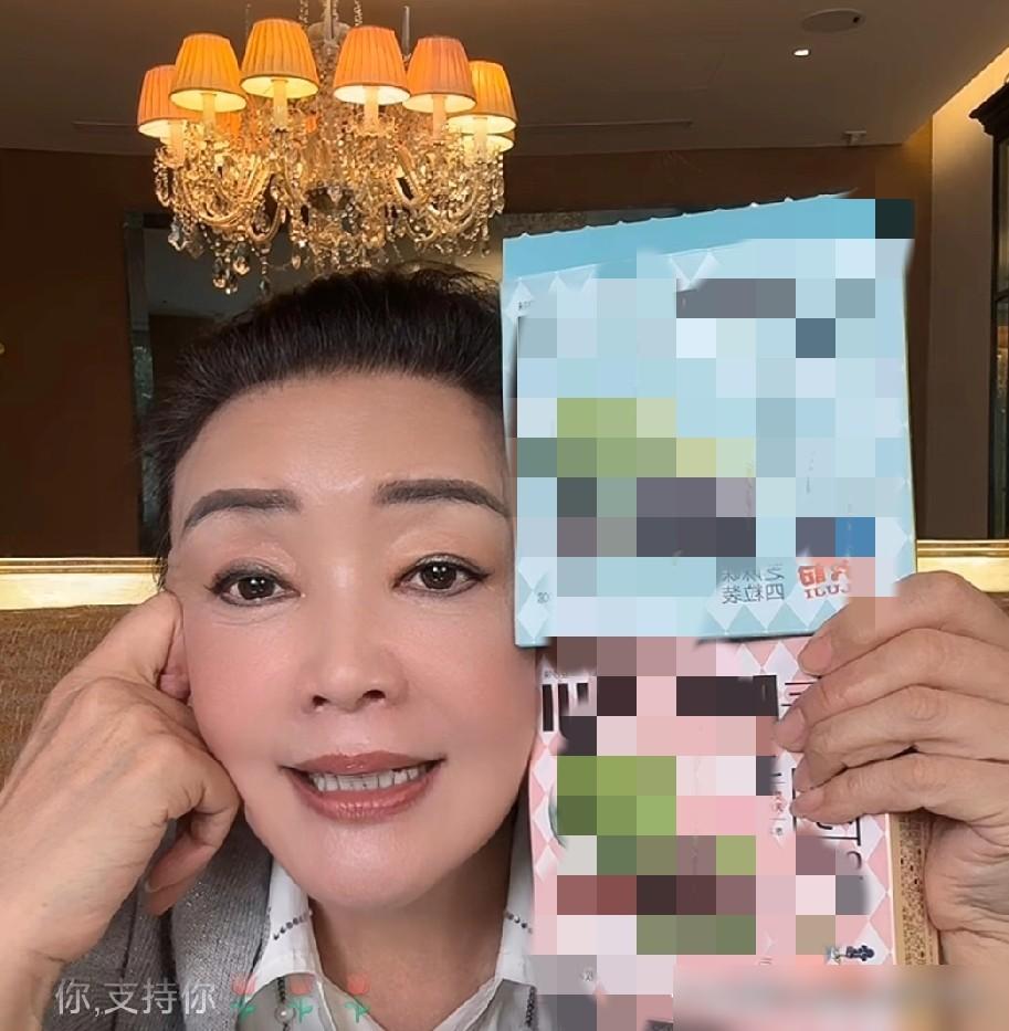 刚刷到张兰的直播，有点戳人。她跟汪小菲的矛盾闹得沸沸扬扬，返京直播直接放下话