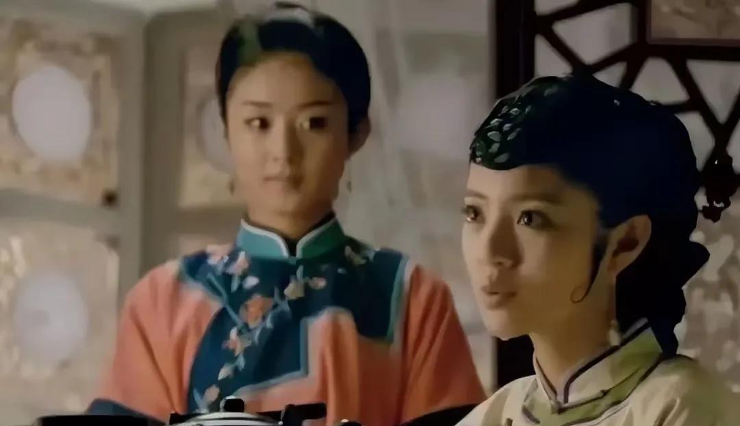 赵丽颖没火的时候，非常普通，和安以轩同框，赵丽颖被衬得像个边角料。肤色蜡黄，像