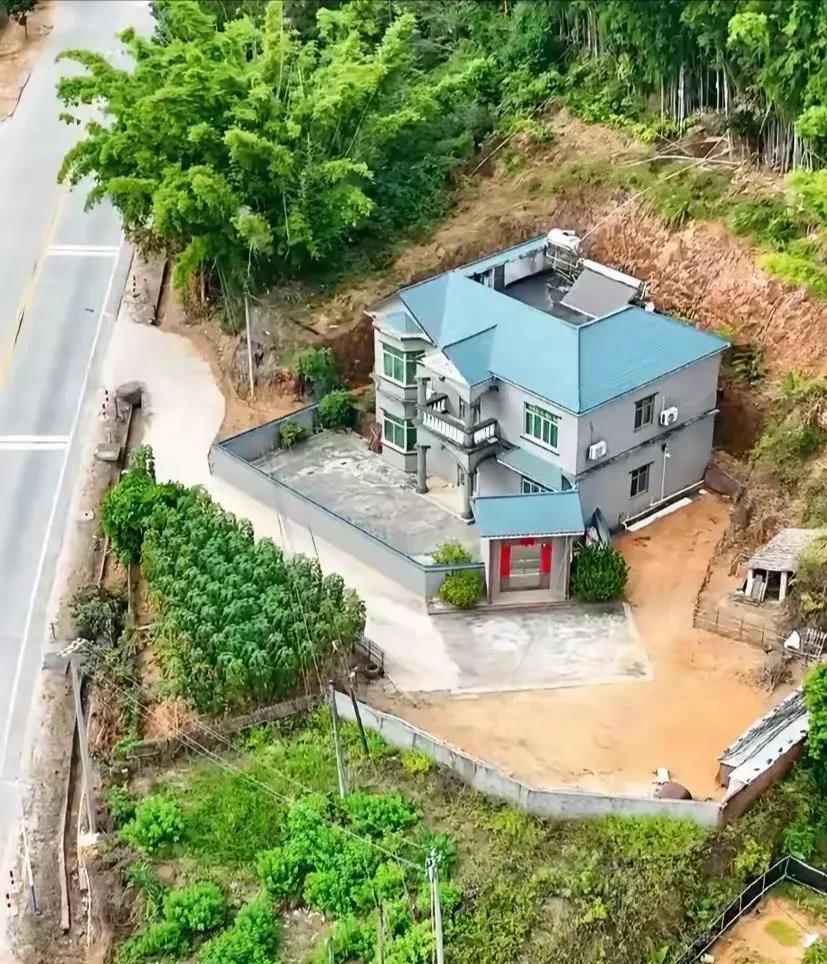 实在看不明白这户人家的大门为什么要这样开呢
