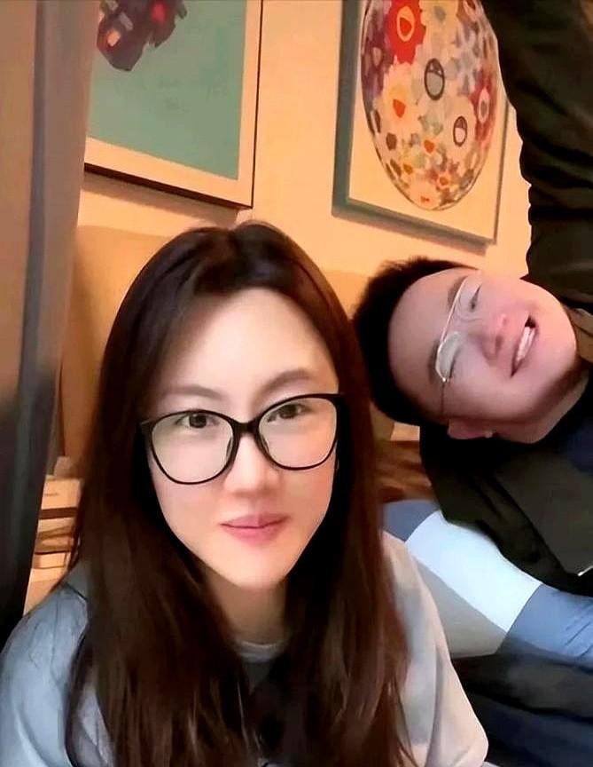 英如镝最近直播爆料可太有看头了！原来巴图和王博谷刚结婚那会儿过得是真精打细算，