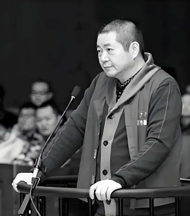 杭州铁笼沉尸案的卷宗里，有一个足以撕裂常人认知的细节：当庭审现场播放受害人像胎儿