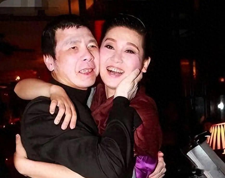 冯小刚带“女儿”走红毯，徐帆独自离京，这家庭到底怎么了。最近刷到冯小刚带着个年