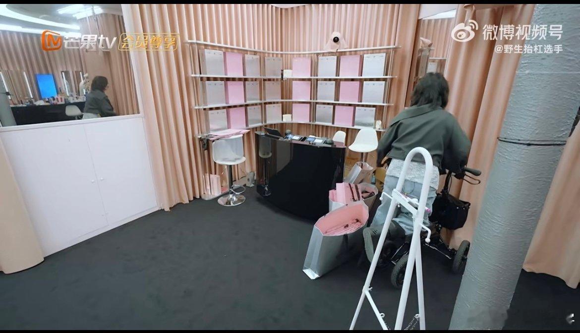 尚雯婕看着工作过的痕迹不舍尚雯婕望着渐渐空旷的店铺，每一处工作痕迹都带着并肩作