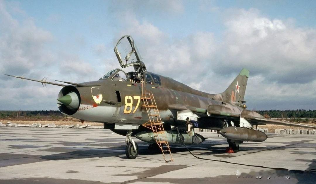 苏-17是苏联的一款战斗轰炸机，也是苏联第一款采用可变后掠翼的飞机。它于1969