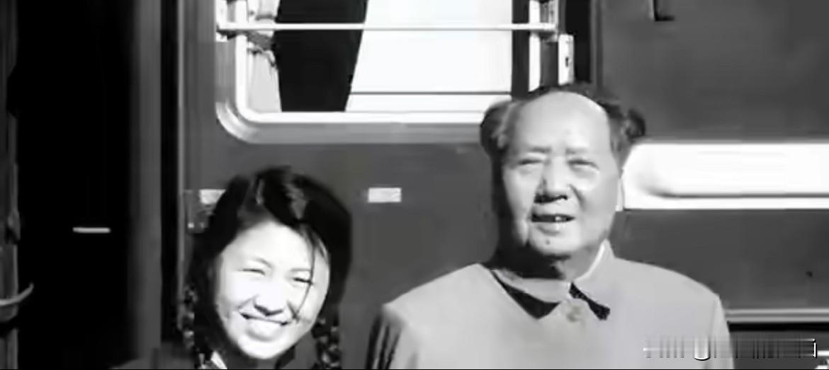 网上流传一张1960年的老照片，不少人惊叹画面里年轻女性明媚端庄，称她为“最美秘