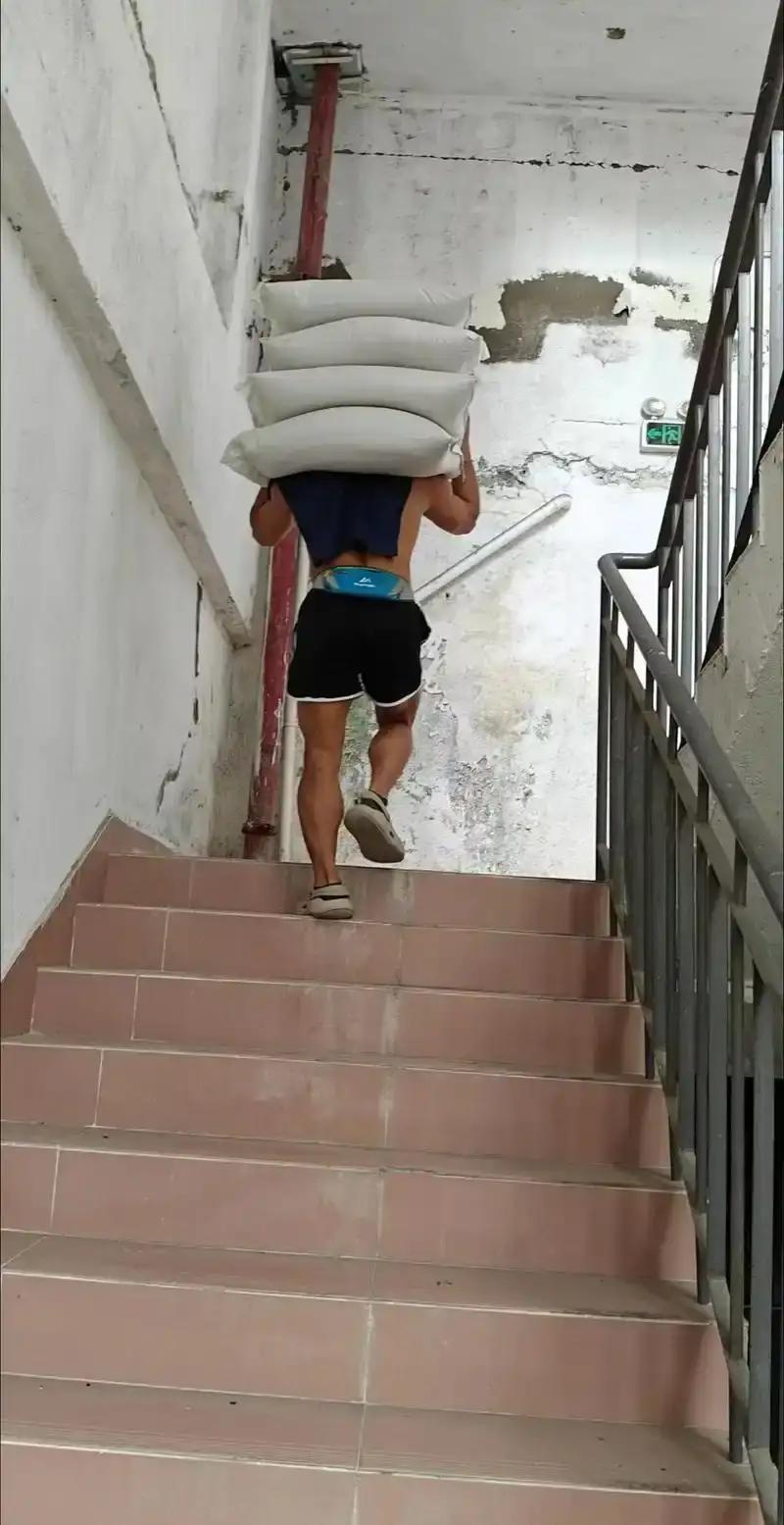 80袋沙子，辛苦搬到六楼，结果“被坑”了？农民工该如何自我“讨公道”！昨天，