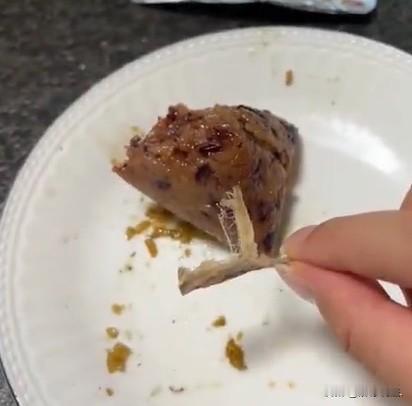 河南洛阳，女子在超市买了某品牌的粽子礼盒，谁知，回家食用时，在粽子里面发现一只烟