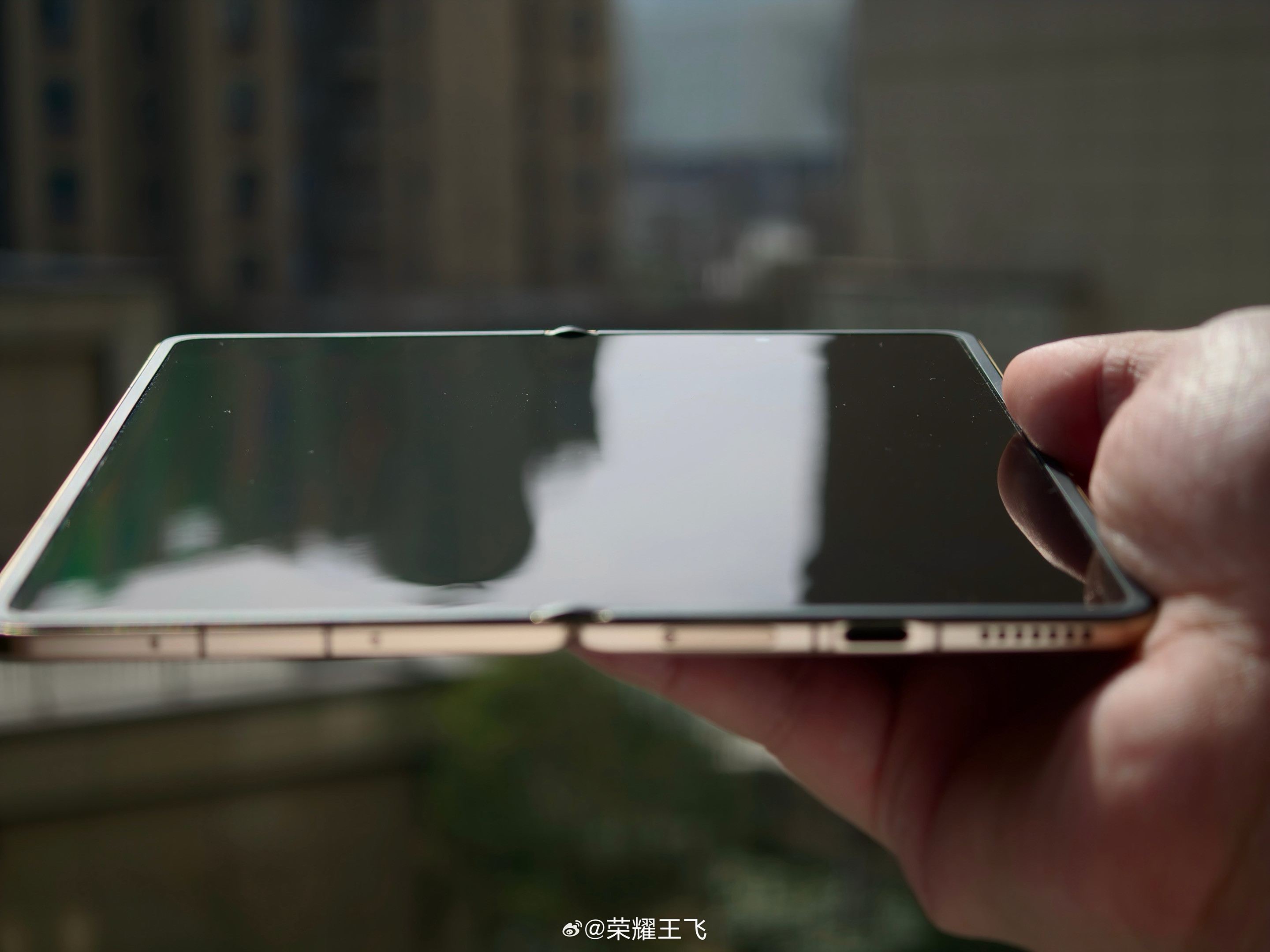 这才开年，荣耀MagicV6给人的感觉就已经是今年折叠屏能做到的极限了。唯一满
