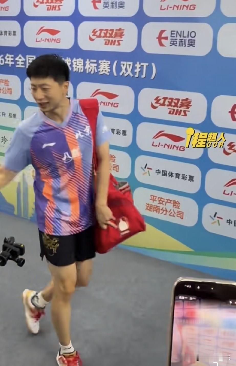 马龙/许昕晋级男双决赛后，直接溜了！有记者喊他采访，龙队赶快摆摆手说:比