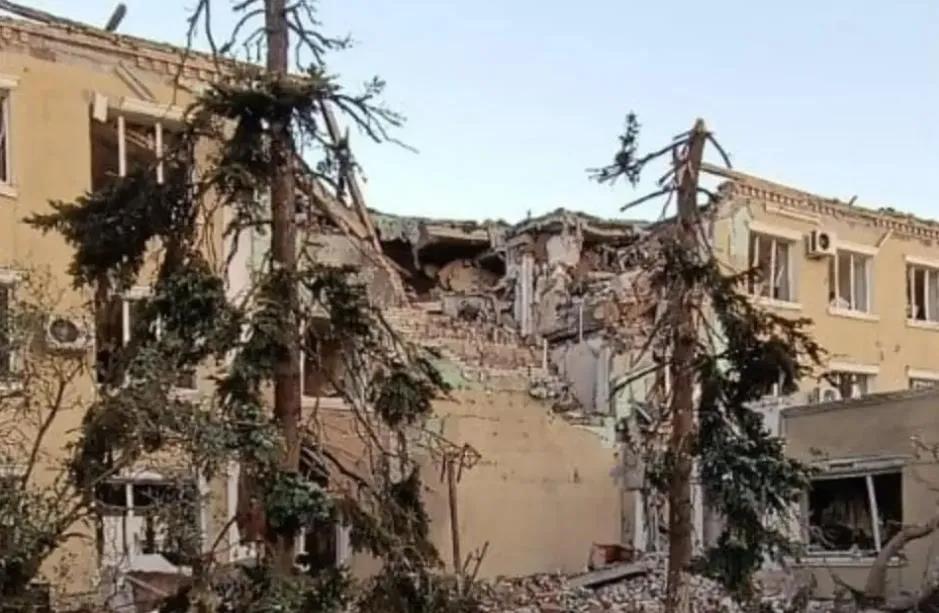 斯拉维扬斯克中央酒店大楼被俄军天竺葵无人机炸了，住在里面的外国雇佣兵死伤一大批。