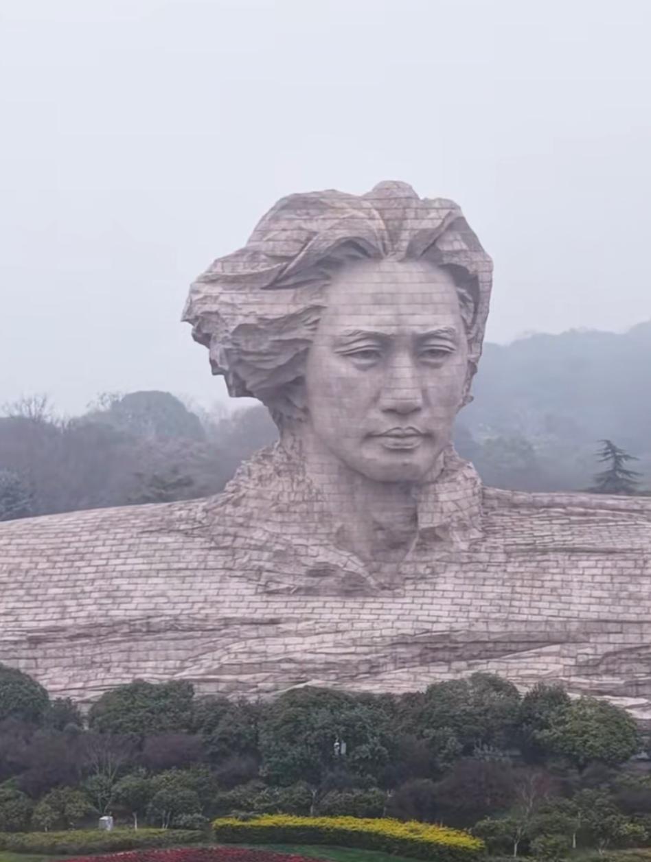 那些搞贪污腐败的人去瞻仰一下毛主席头像，看他愿不愿意放过你，你是不是内心恐惧？