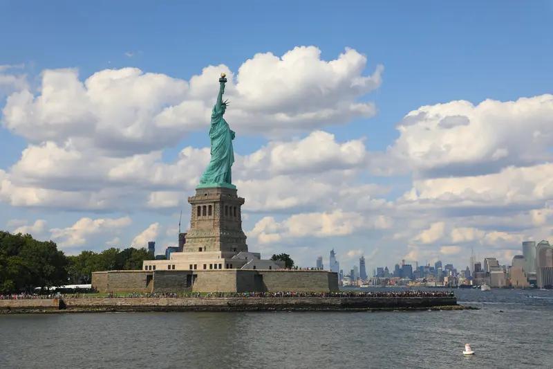 美国当下要做的，是如何坐稳世界第二的位置。去工业化的美国，根本无法解决贸易逆差问