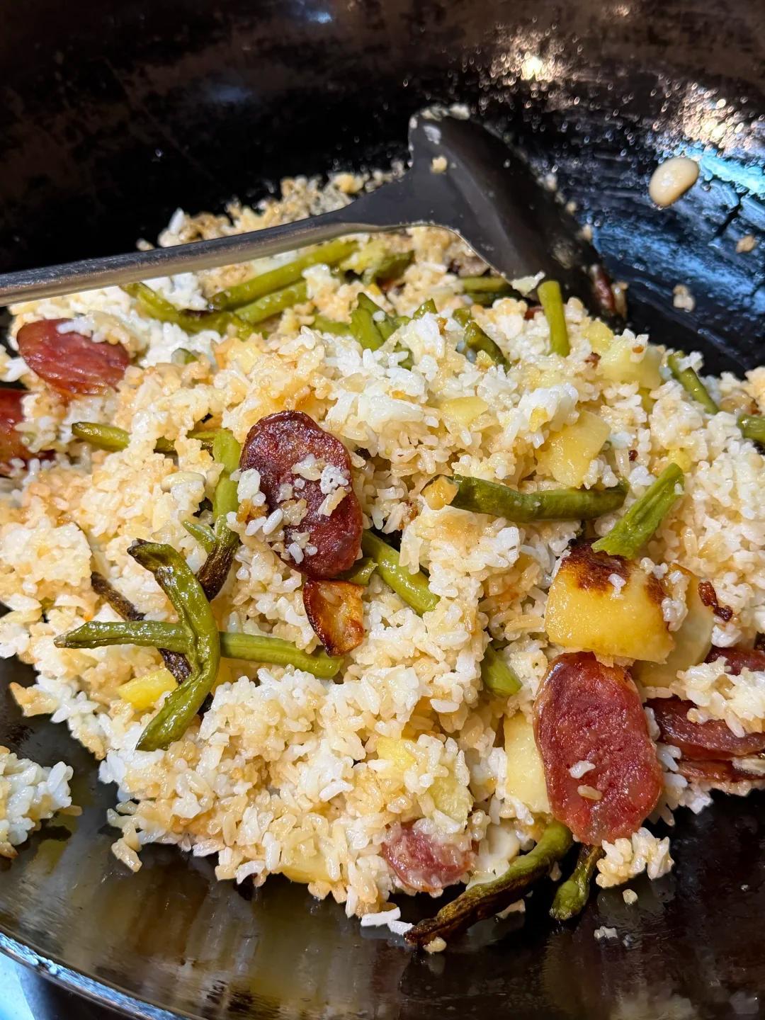 川川教做菜川渝人命里不可缺的箜饭！秋季一定要好好吃饭。需要食材：香肠/腊肉适量