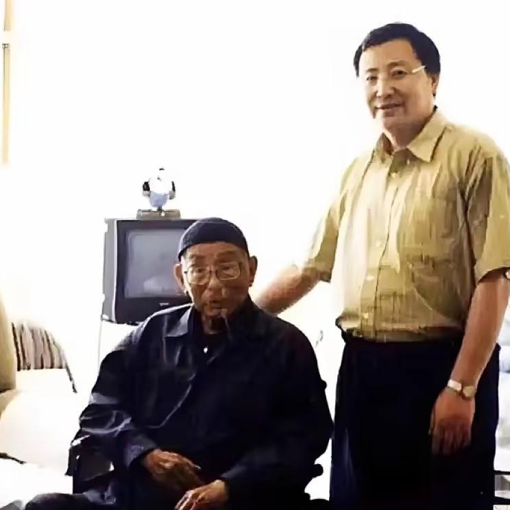2001年，已走到生命尽头的张学良，同郭松龄的孙子郭泰来，一张温馨的合影，祖孙两