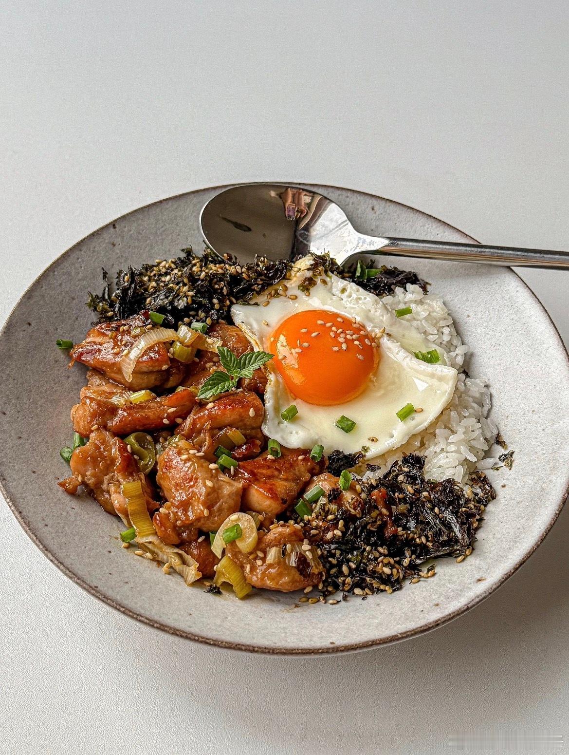 低卡高蛋白👉葱烧鸡海苔流心蛋拌饭🍚葱香四溢的鸡腿，配上鲜香的海苔拌饭。吃起来