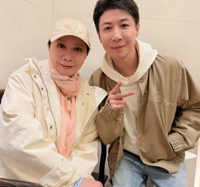 张维伊冲上热搜只不过这次不是因为妻子董璇，而是因为他发了一张和蔡明的照片。照