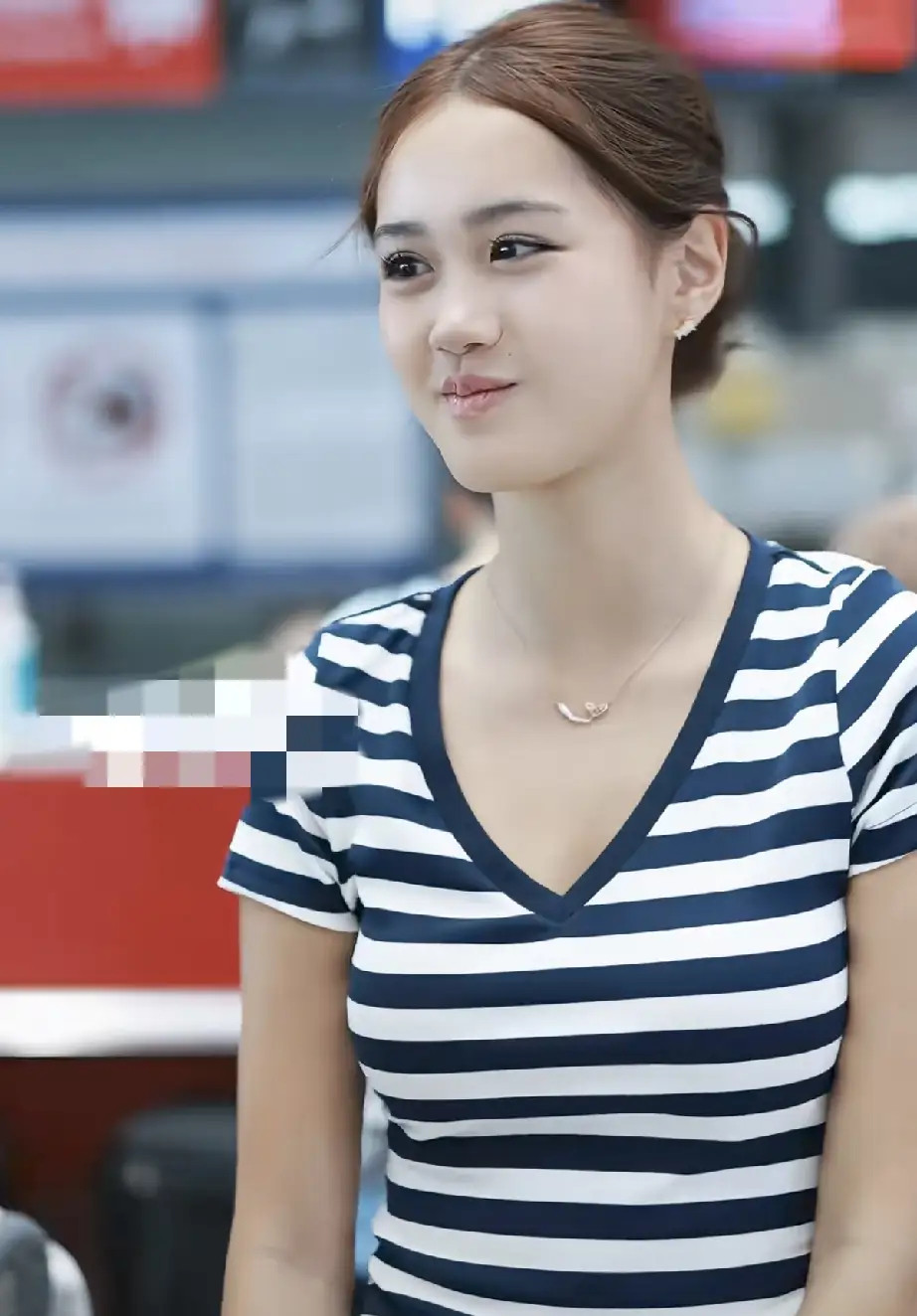 钟丽缇的小女儿考拉现身机场，她才16岁却打扮很成熟，戴金项链、金戒指、金手镯。