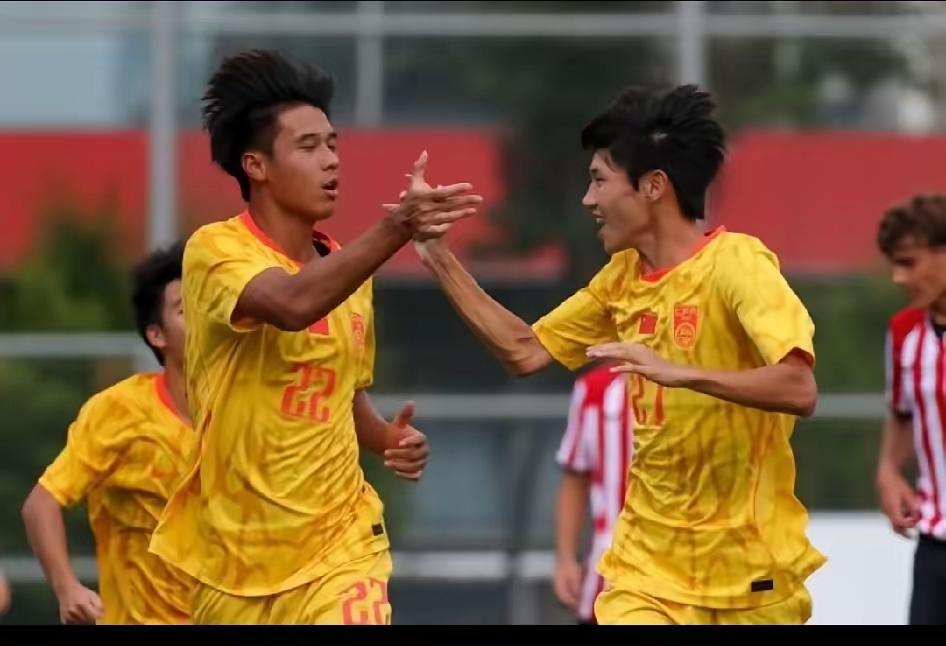 球刚赢下来，“扫兴”的就来了。昨天下午，上海明日之星冠军杯，U17国足1比