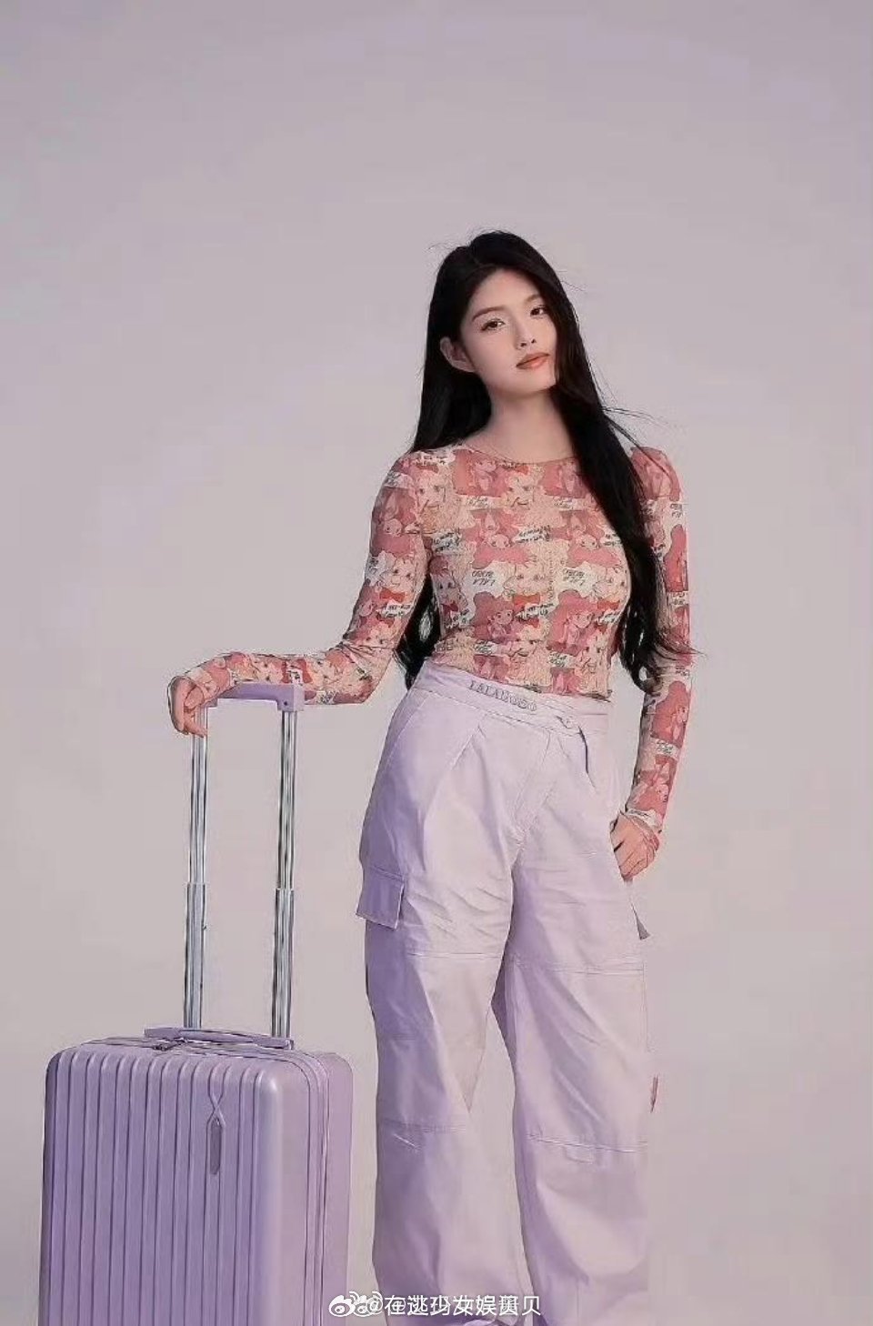 小孩子果真是没有腰的，艾米就直直的长下来了。