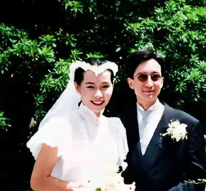 不管是“一地鸡毛”还是恩爱到头叶童也坚守住了自己的婚姻俩人从郎才女貌