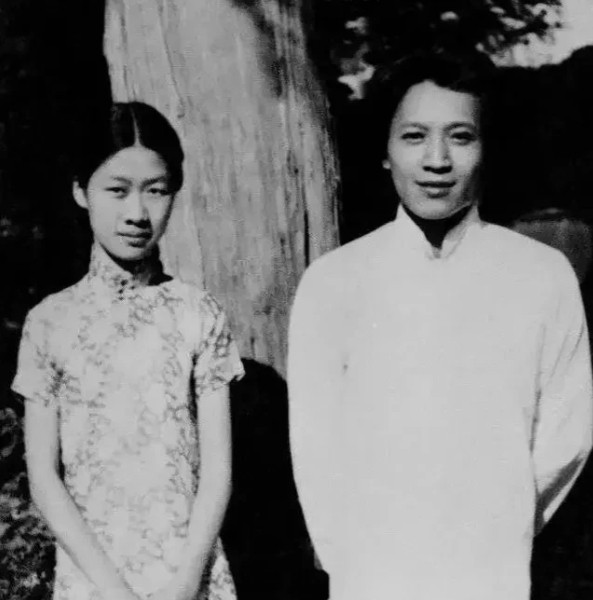 1933年，钱钟书追求燕大校花赵萝蕤，可赵萝蕤根本没有看上他，而是喜欢当时一文不