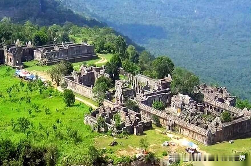 泰国这次出手确实狠辣，居然把柬埔寨11世纪的庙给炸了，主殿直接干塌了。世界遗产啊