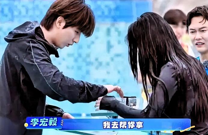孔雪儿对着镜头跳抖舞，李宏毅站在她身后，脸拉到了下巴。她跳得越卖力，他脸越臭