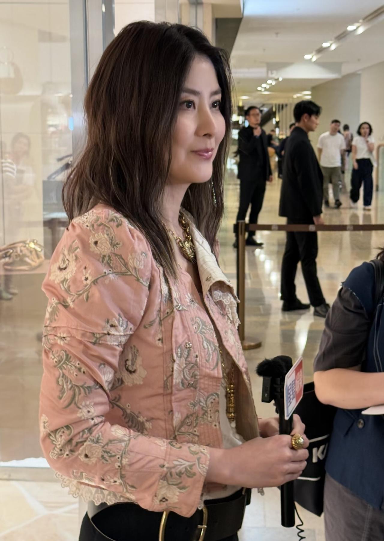 近日，陈慧琳在香港参加活动的画面，她身穿粉色短款小外套，真的好nice啊。陈