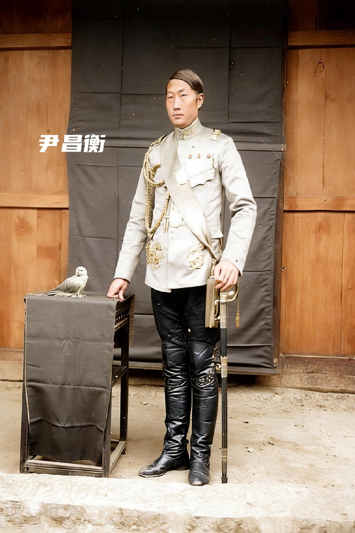 民国初年，四川大都督尹昌衡留下了一张极为罕见的旧影。镜头里的他，腰佩指挥刀，脚蹬