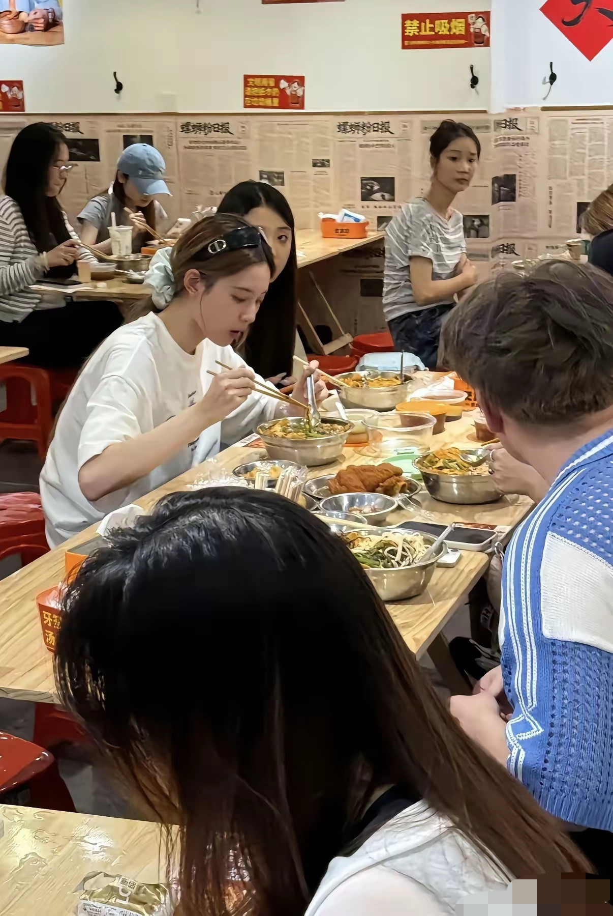 网友在螺狮粉店偶遇徐艺洋，没想到大明星也这么喜欢吃螺狮粉！当天的徐艺洋好漂亮啊，大家有没有发现她越来