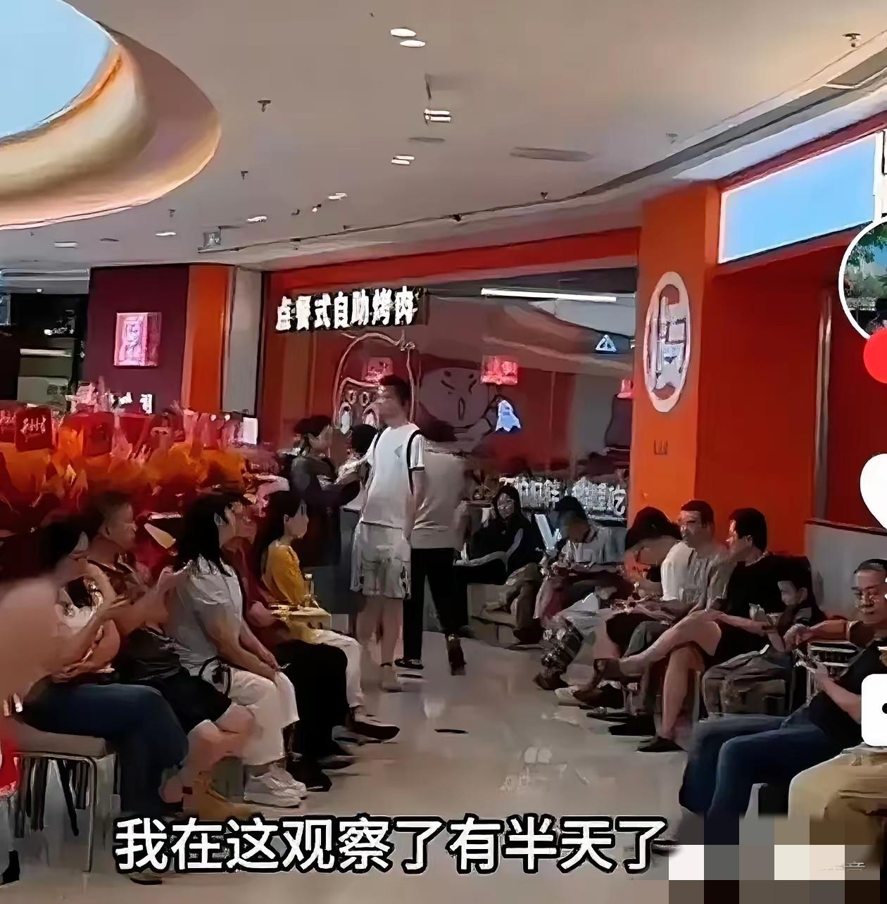 最近，西贝店里那叫一个热闹，座无虚席的场面，让人一度以为它真的“起死回生”了。