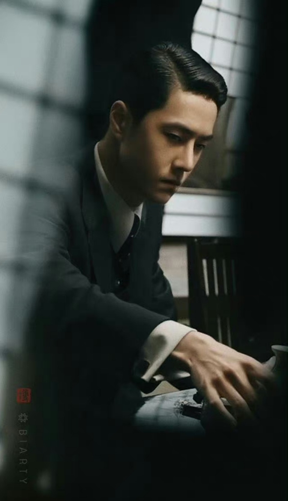 王一博，突破形象限制，无论是正派还是亦正亦邪的角色，都能驾驭得游刃有余。《无名》