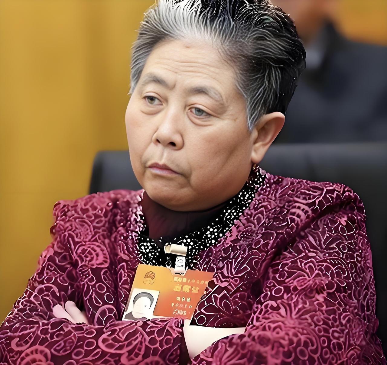 1996年陶华碧四处求人提供玻璃瓶所有人拒绝，只有一家玻璃厂同意，让她每天捡几十