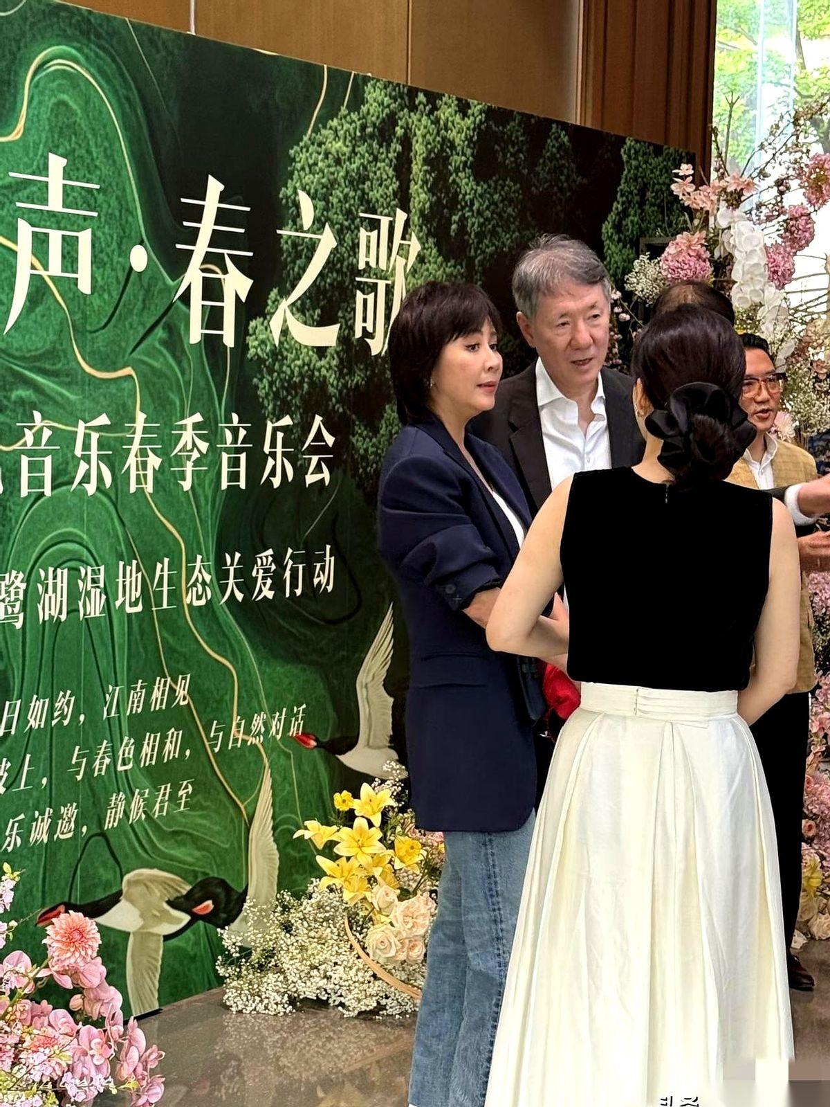 “我们分房睡很久了。”刘嘉玲对着镜头轻描淡写，一句话像平地惊雷，砸在了所有围观