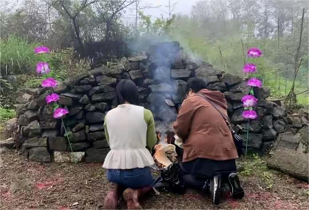 我老丈人在我老婆初三的时候就去世了，结婚后都是我陪我老婆去上坟。我老丈人有儿子，