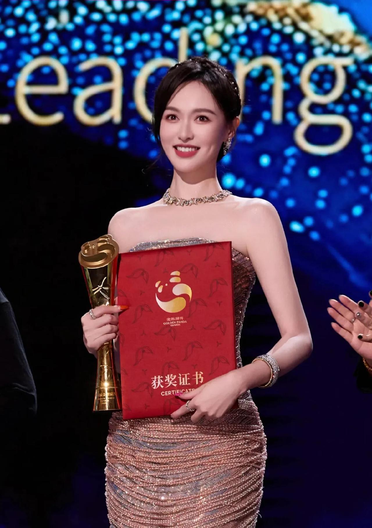 唐嫣获奖感言惊艳女明星们怕是要“酸”翻啦！今晚，估计其他女明星们都得气得牙痒