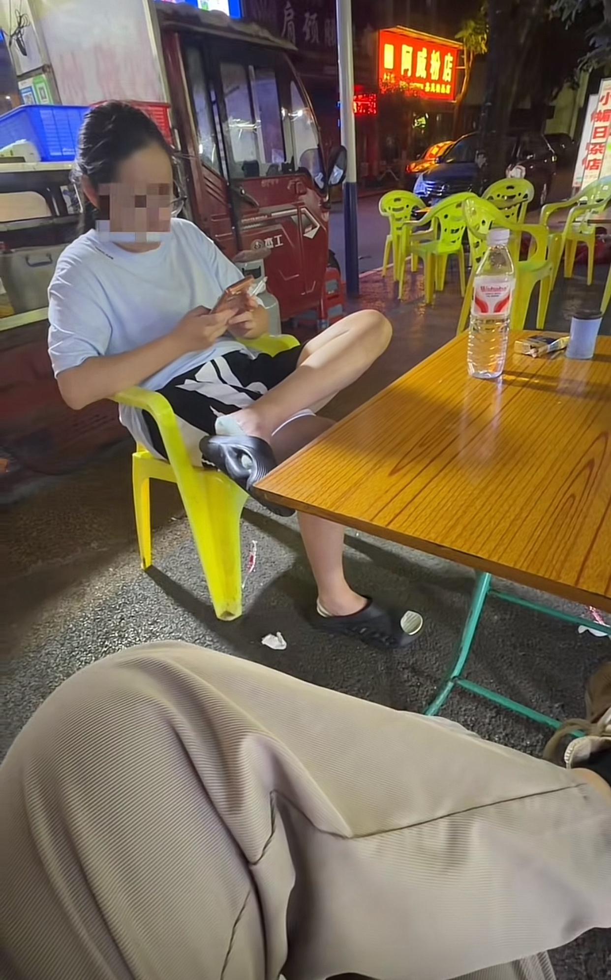 近日广西崇左，一位网友发视频称，他晚上去夜市吃东西，当他在等朋友期间，一位女子走