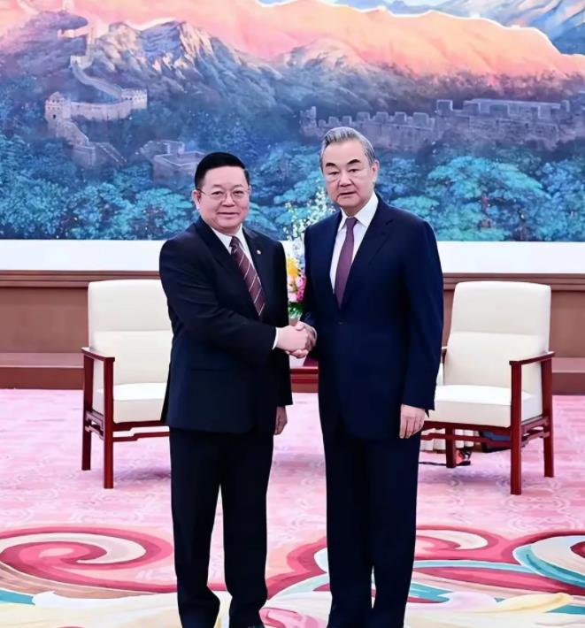 泰柬硝烟未散，东盟急飞北京献上“大礼”，马科斯要急了？据环球网报道称，中国外长王