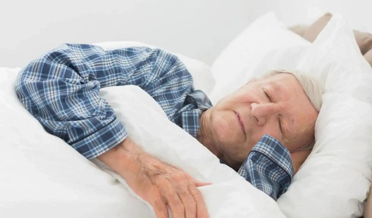 55岁后中午睡1小时，醒来却头更沉、晚上翻来覆去睡不着？很多人把长午睡当成补觉神