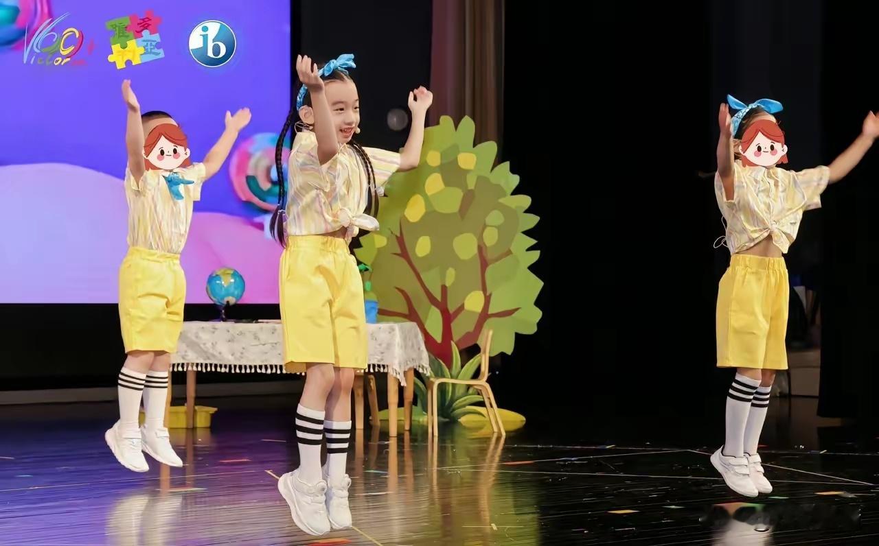 6月30日，何雯娜晒出女儿超可爱的幼儿园毕业照。照片中可以看出超可爱上的幼儿园是