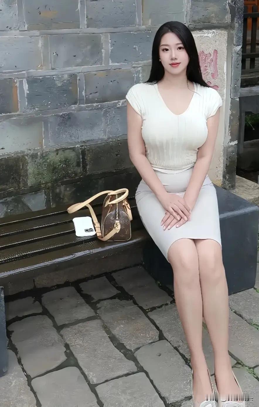 优雅坐于石凳，浅浅微笑，手提包相伴，静享时光。