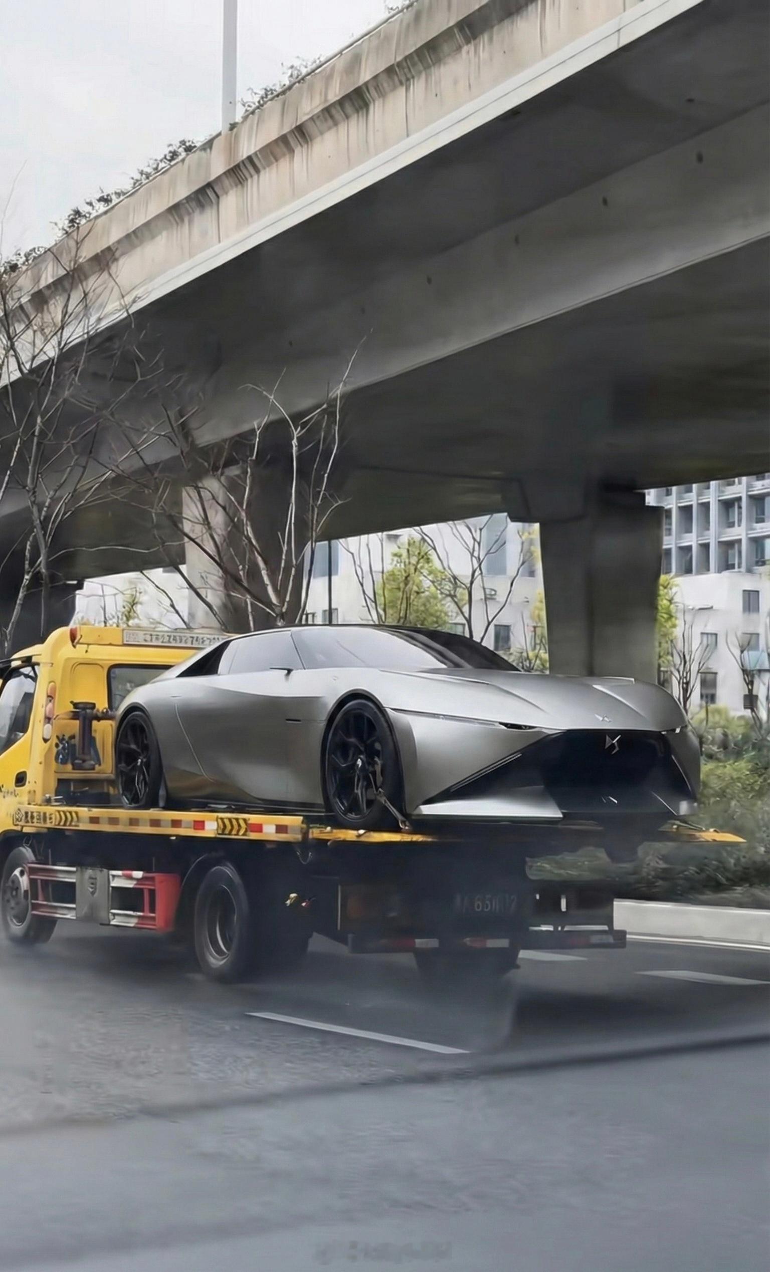 刚刚手机一堆新消息，很多人发给我这张图1这很明显是AI，（以设计师的角度来说）很