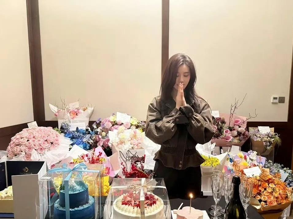 原来85🌸过生日，晒出的花束照，不是普通的庆生照，而是商业价值的映照。谁的