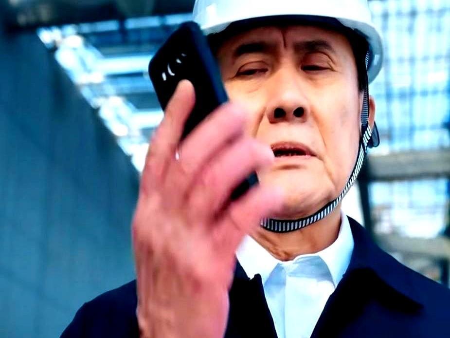 《罚罪2》里弘沐寿那通电话，看得人后背发凉。破工地上，他抖着手拨给平日里当活