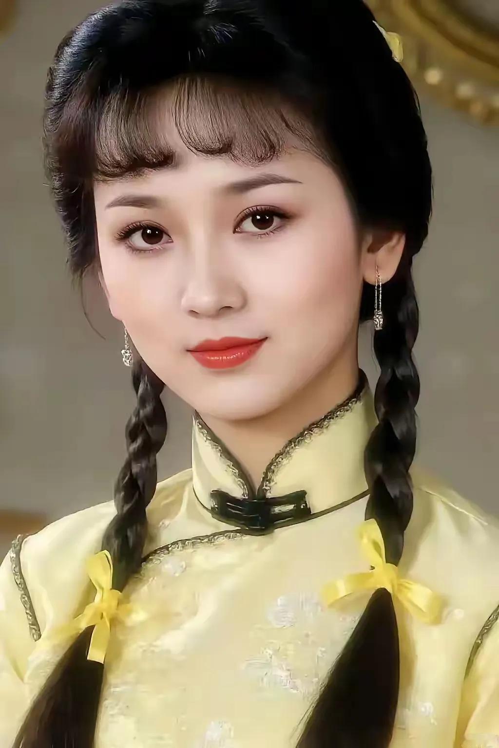 赵雅芝长得不算有多美，但长得很端庄面善，一眼看上去就很有亲和力，这就是她的魅力之