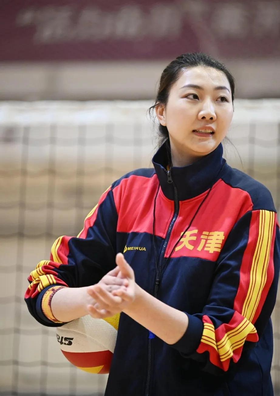 新华社报道大队长袁心玥近况！今天新华体育报道了大队长袁心玥在天津南开大学教授排球