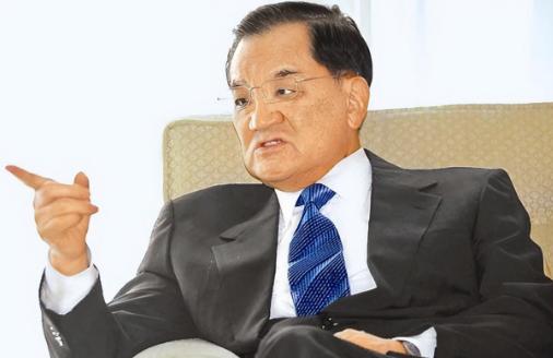 紧要关头，连战出手了！说起来也挺有意思，郝龙斌原本在民调中以33.8%的支持率大