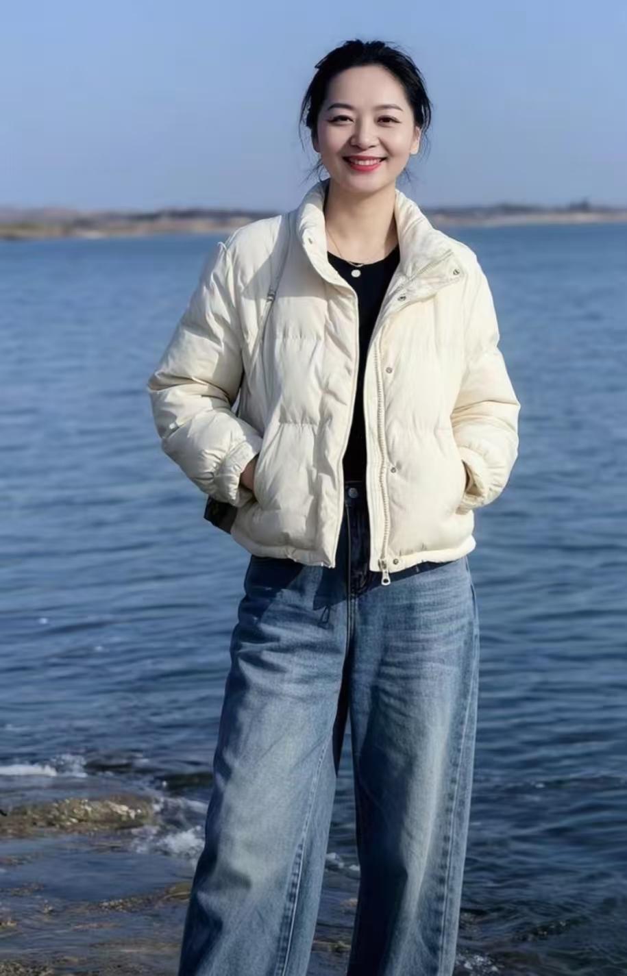 鹧鸪天•赞-湖岸佳人青云/赋湖岸风轻波涌柔，佳人伫立水汀洲；眉如远黛凝