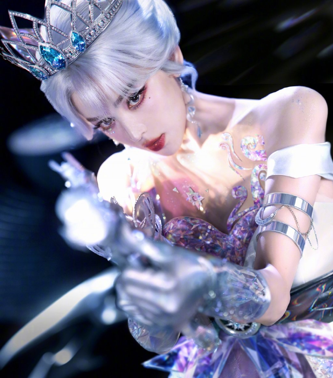 娜扎cos幻音九尾造型娜扎幻音九尾造型娜扎幻音九尾造型，仙气裹挟媚意，华贵狐系